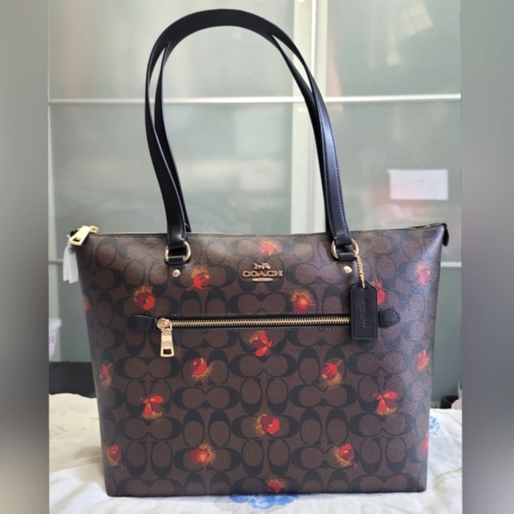 New Coach Gallery Tote in Floral Signature Canvas bag